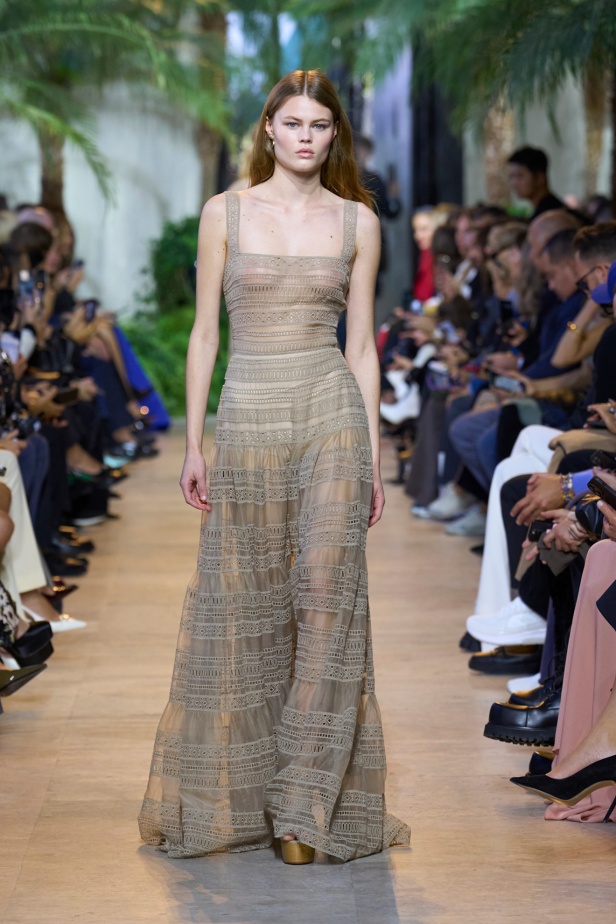 مجموعة ايلي صعب تسافر بنا إلى صحراء السافانا الساحرة