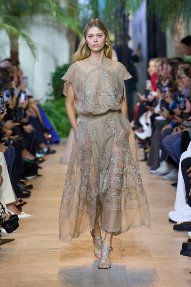 مجموعة ايلي صعب تسافر بنا إلى صحراء السافانا الساحرة