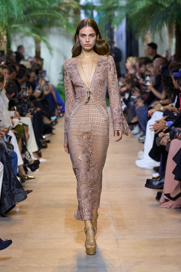 مجموعة ايلي صعب تسافر بنا إلى صحراء السافانا الساحرة