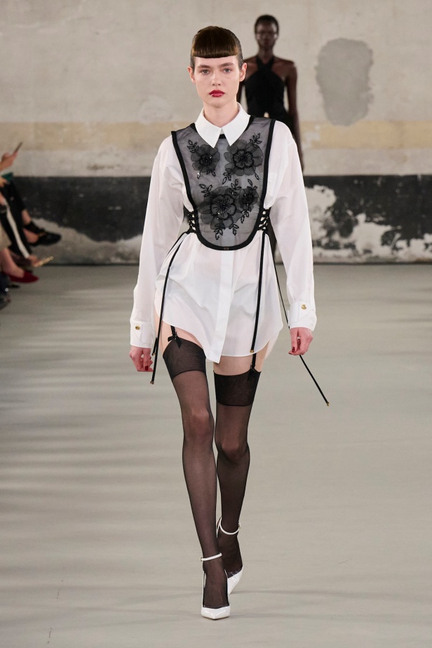 مجموعة Elisabetta Franchi لربيع وصيف 2025 تعكس صورة المرأة القوية 