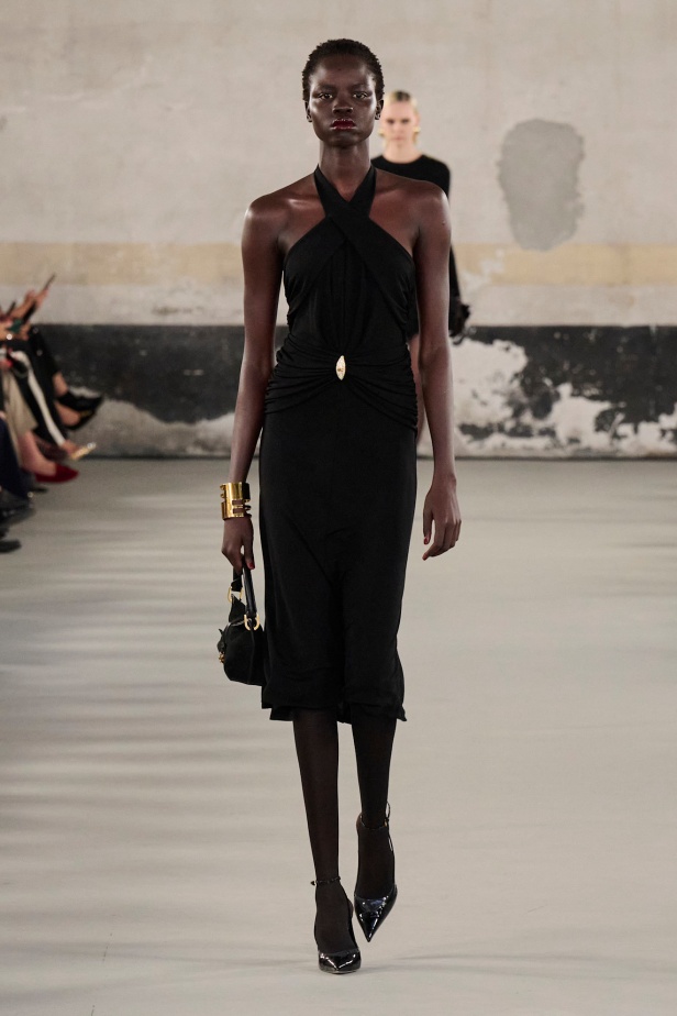 مجموعة Elisabetta Franchi لربيع وصيف 2025 تعكس صورة المرأة القوية 