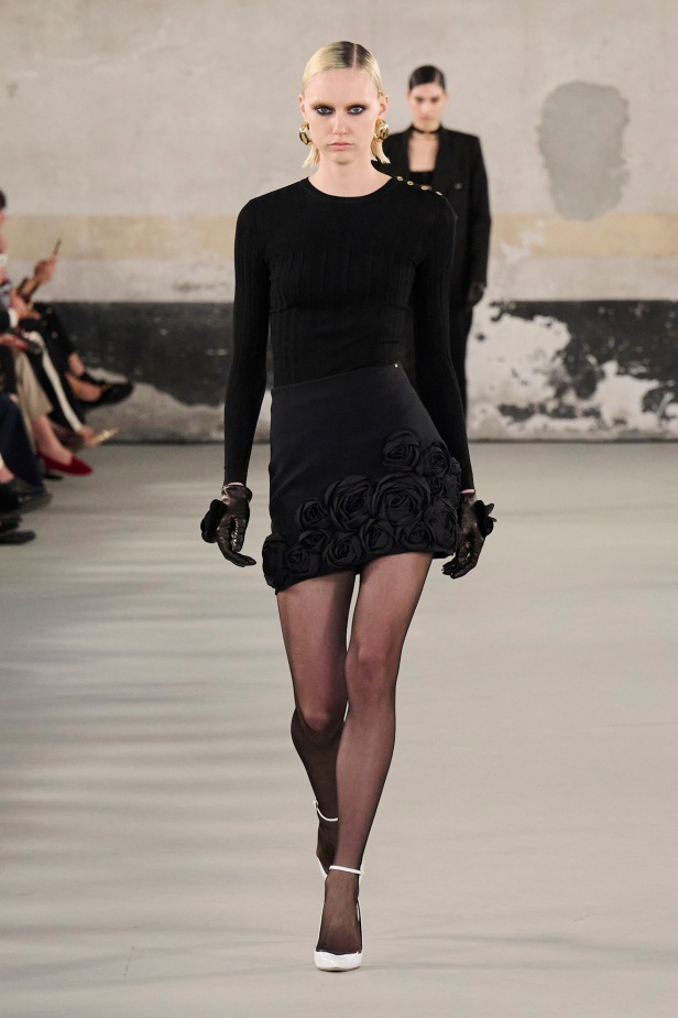 مجموعة Elisabetta Franchi لربيع وصيف 2025 تعكس صورة المرأة القوية 