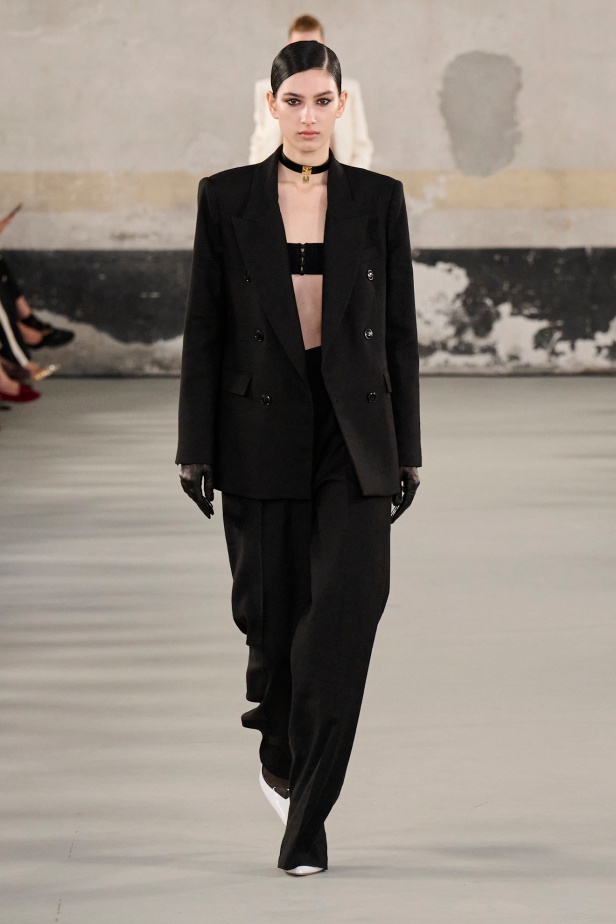 مجموعة Elisabetta Franchi لربيع وصيف 2025 تعكس صورة المرأة القوية 