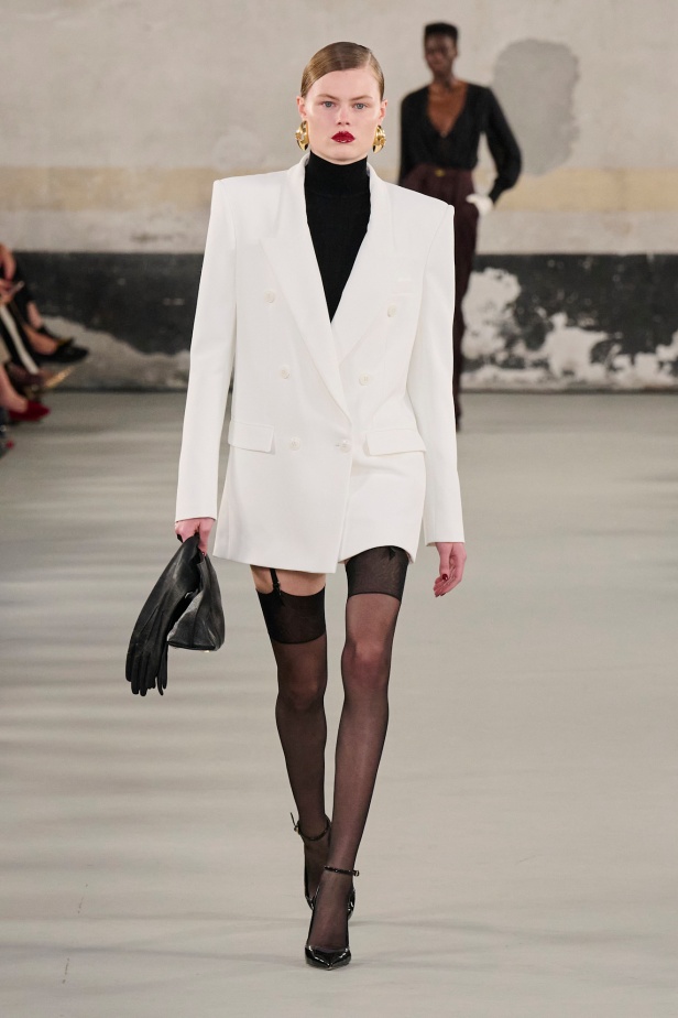 مجموعة Elisabetta Franchi لربيع وصيف 2025 تعكس صورة المرأة القوية 