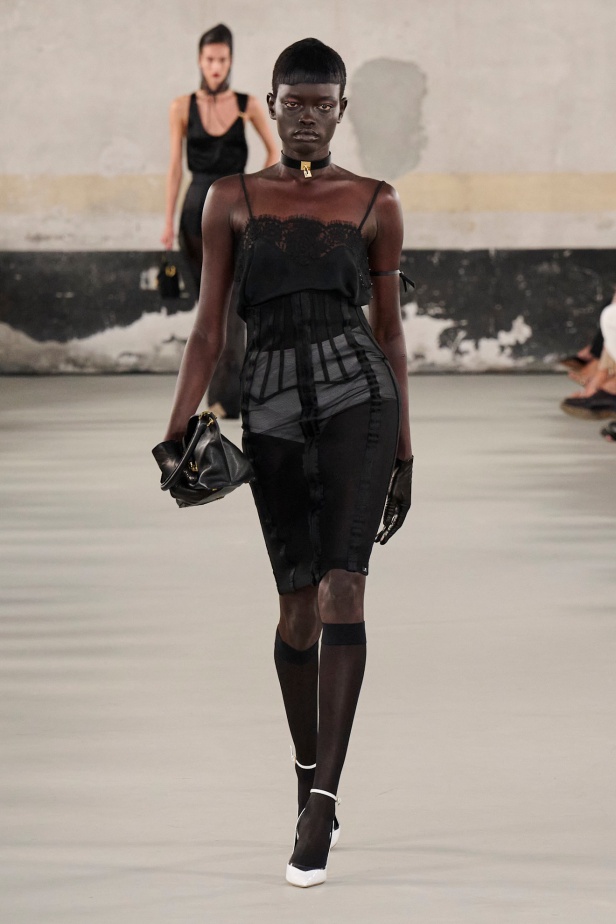 مجموعة Elisabetta Franchi لربيع وصيف 2025 تعكس صورة المرأة القوية 