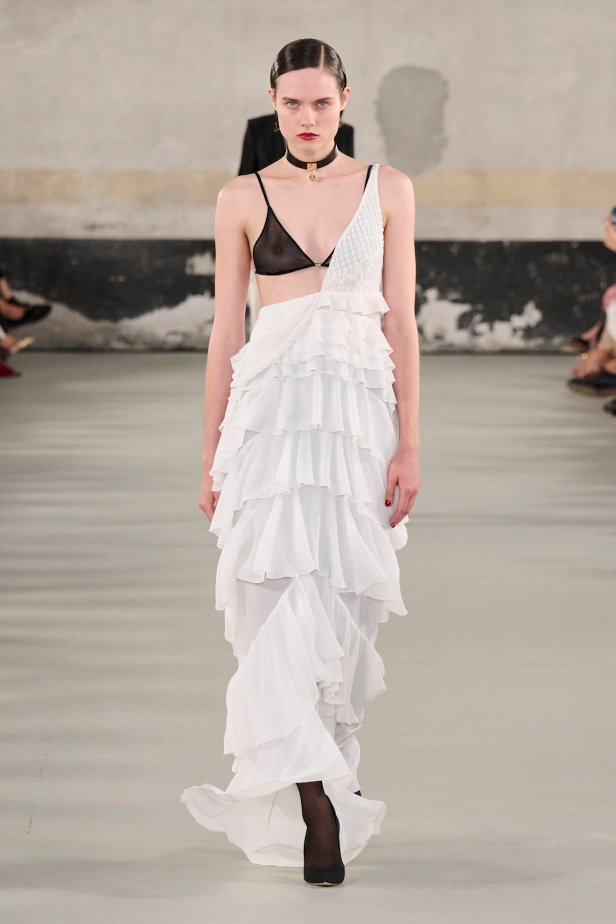 مجموعة Elisabetta Franchi لربيع وصيف 2025 تعكس صورة المرأة القوية 