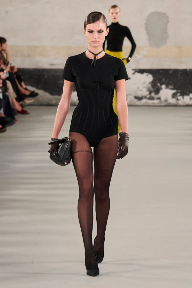 مجموعة Elisabetta Franchi لربيع وصيف 2025 تعكس صورة المرأة القوية 