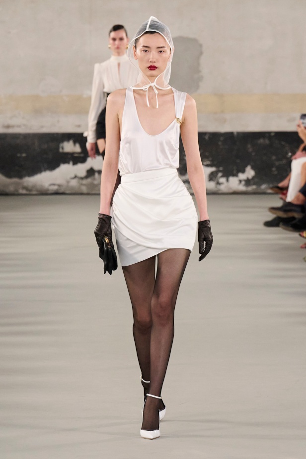 مجموعة Elisabetta Franchi لربيع وصيف 2025 تعكس صورة المرأة القوية 