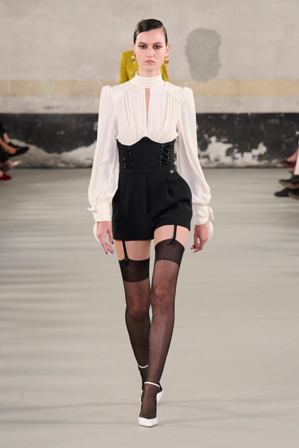 مجموعة Elisabetta Franchi لربيع وصيف 2025 تعكس صورة المرأة القوية 