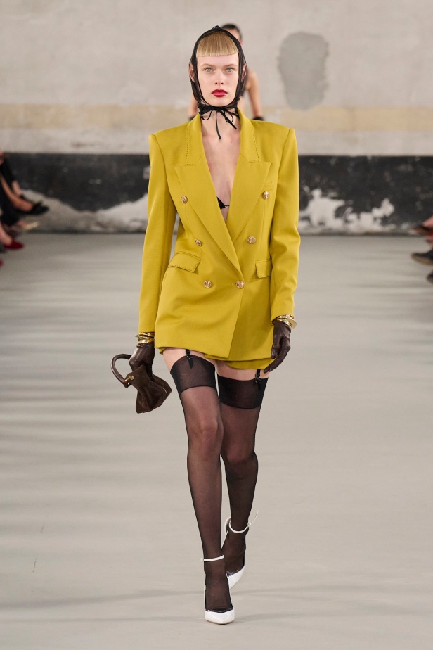 مجموعة Elisabetta Franchi لربيع وصيف 2025 تعكس صورة المرأة القوية 