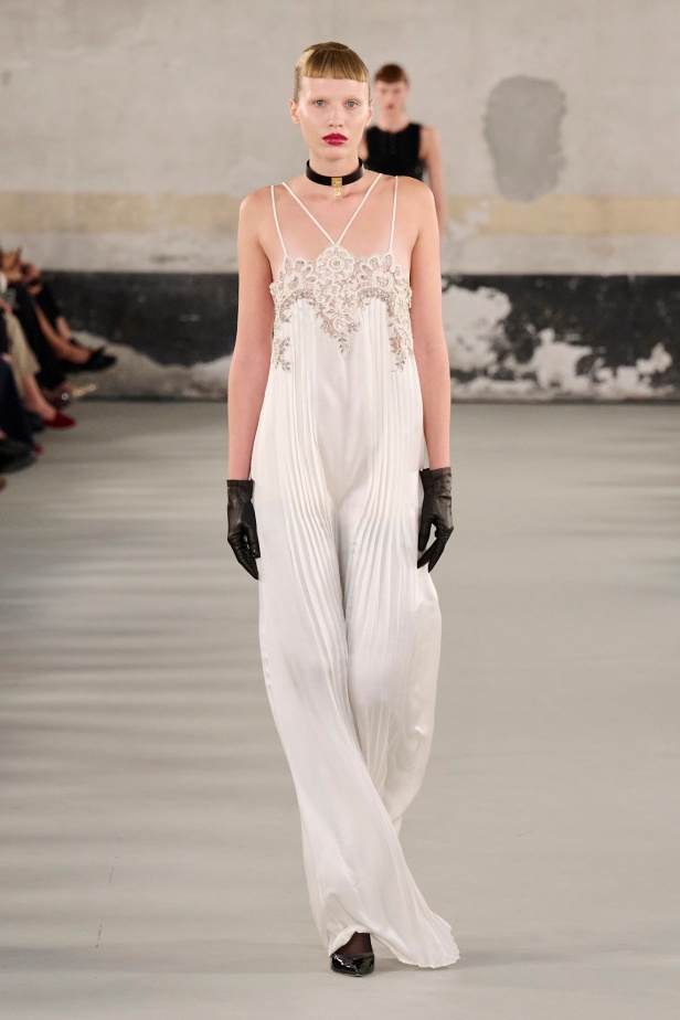 مجموعة Elisabetta Franchi لربيع وصيف 2025 تعكس صورة المرأة القوية 