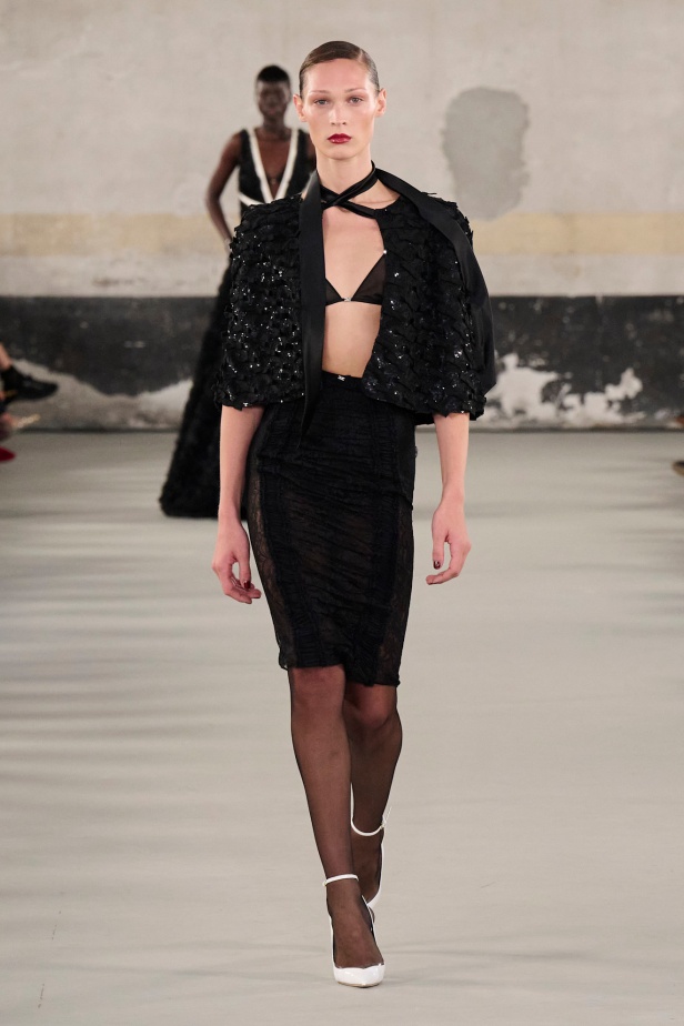 مجموعة Elisabetta Franchi لربيع وصيف 2025 تعكس صورة المرأة القوية 