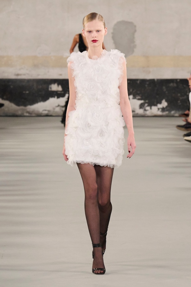 مجموعة Elisabetta Franchi لربيع وصيف 2025 تعكس صورة المرأة القوية 