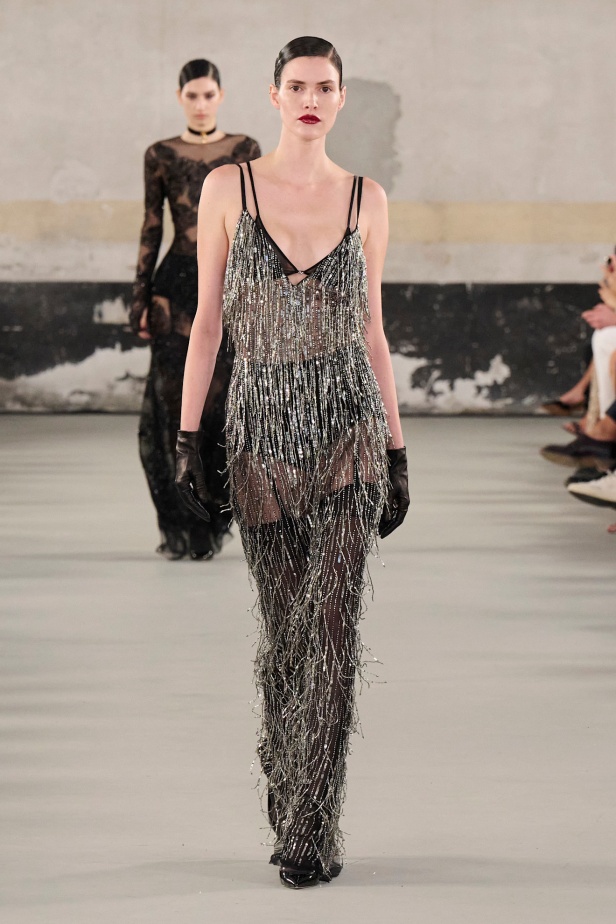 مجموعة Elisabetta Franchi لربيع وصيف 2025 تعكس صورة المرأة القوية 