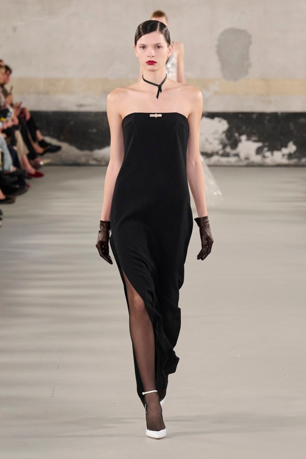 مجموعة Elisabetta Franchi لربيع وصيف 2025 تعكس صورة المرأة القوية 