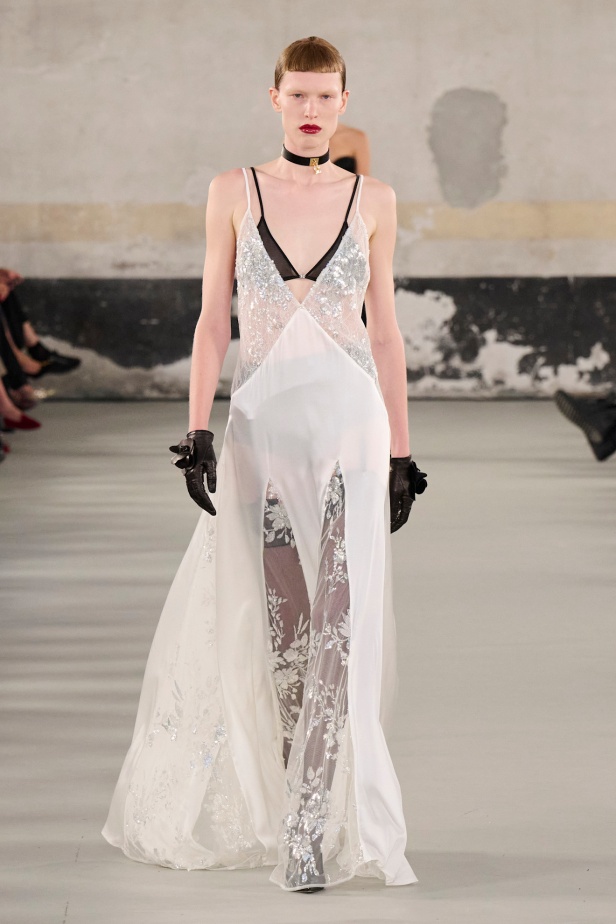 مجموعة Elisabetta Franchi لربيع وصيف 2025 تعكس صورة المرأة القوية 