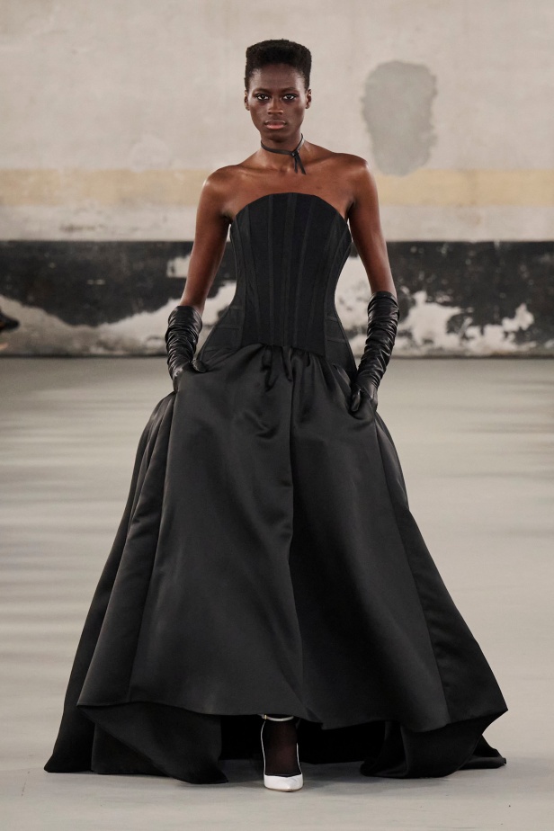 مجموعة Elisabetta Franchi لربيع وصيف 2025 تعكس صورة المرأة القوية 