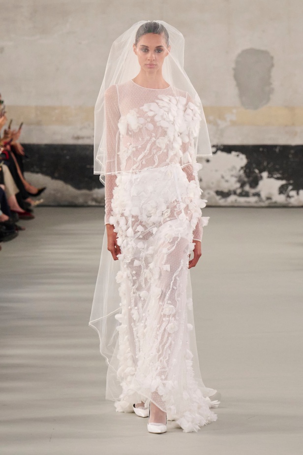 مجموعة Elisabetta Franchi لربيع وصيف 2025 تعكس صورة المرأة القوية 