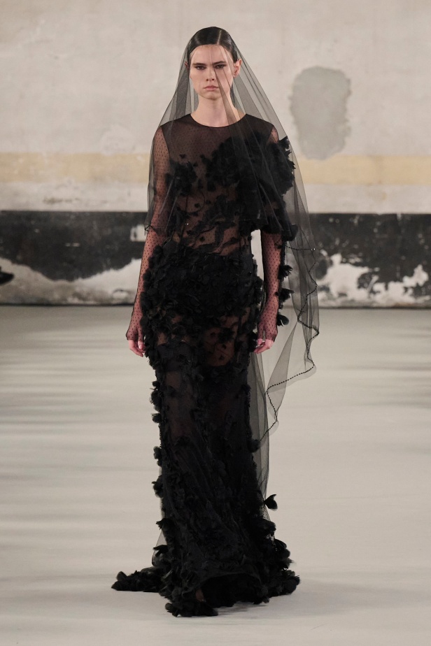 مجموعة Elisabetta Franchi لربيع وصيف 2025 تعكس صورة المرأة القوية 