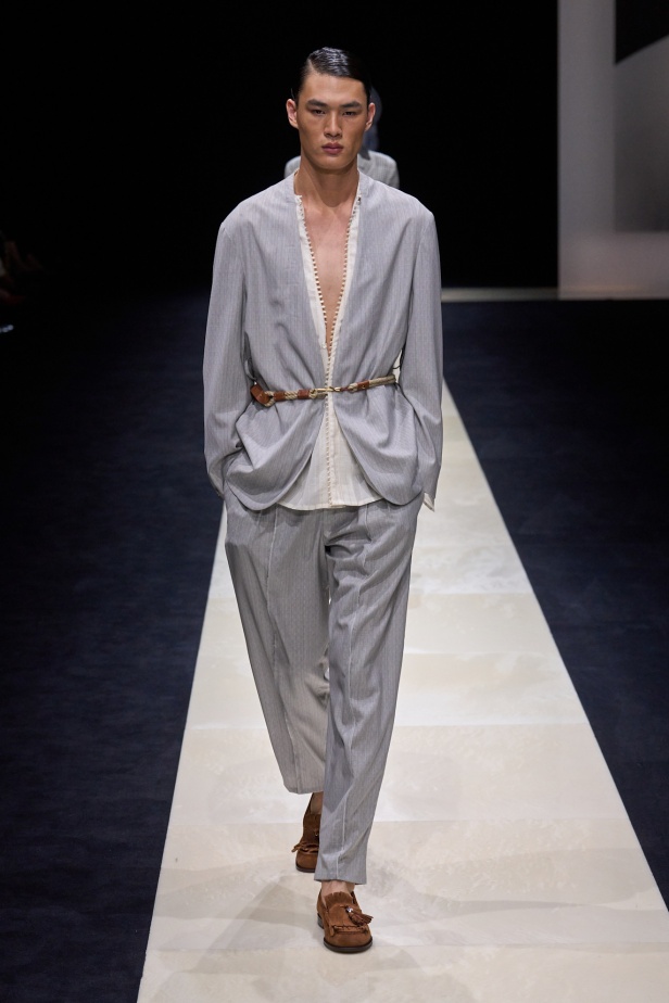 مجموعة Emporio Armani لربيع وصيف 2025 تتماشى مع روح العصر مع البقاء وفية لجوهر الدار