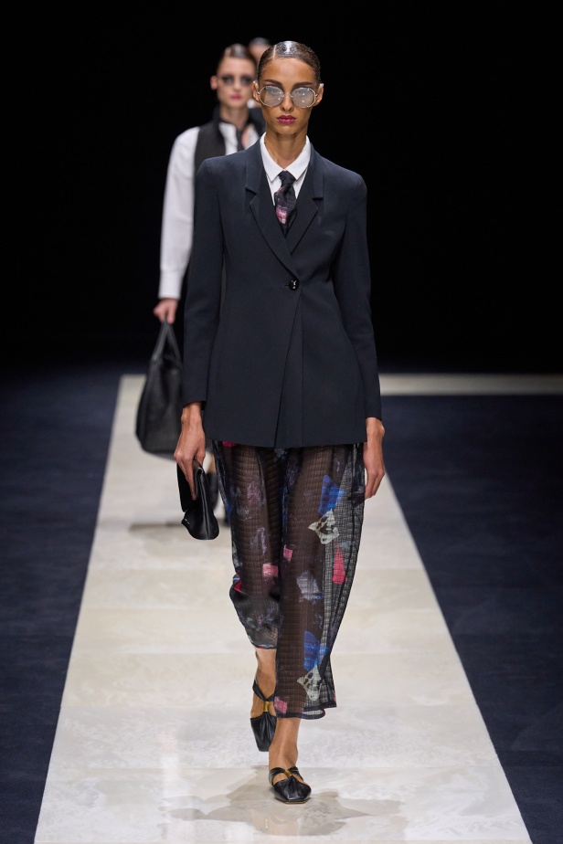 مجموعة Emporio Armani لربيع وصيف 2025 تتماشى مع روح العصر مع البقاء وفية لجوهر الدار