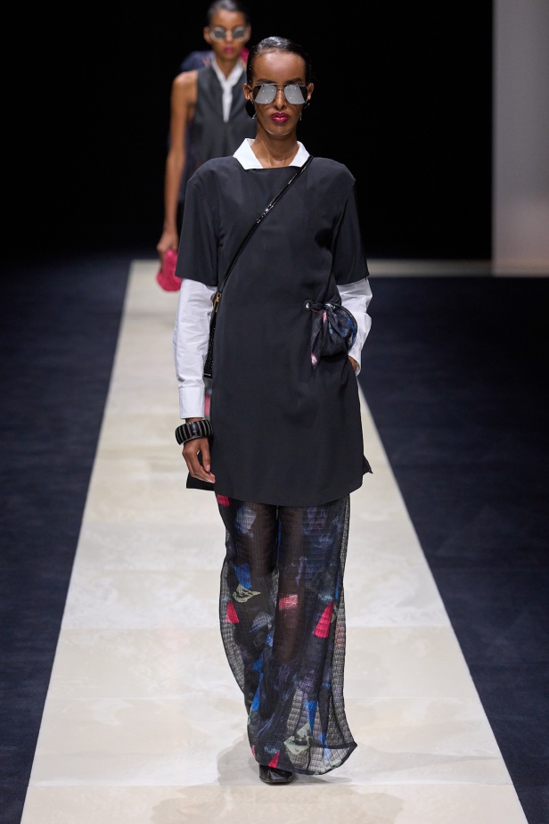 مجموعة Emporio Armani لربيع وصيف 2025 تتماشى مع روح العصر مع البقاء وفية لجوهر الدار