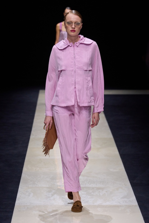 مجموعة Emporio Armani لربيع وصيف 2025 تتماشى مع روح العصر مع البقاء وفية لجوهر الدار