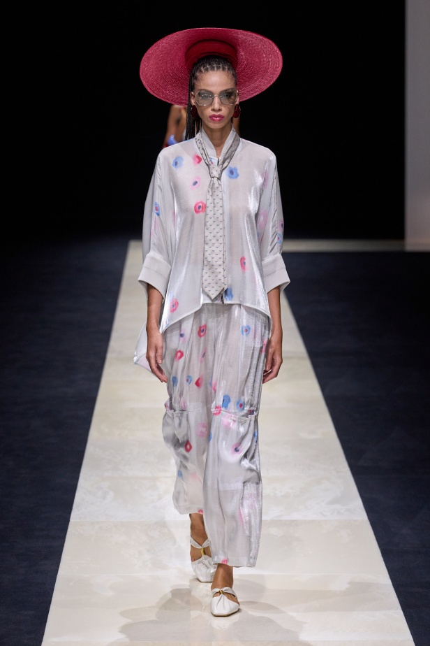 مجموعة Emporio Armani لربيع وصيف 2025 تتماشى مع روح العصر مع البقاء وفية لجوهر الدار