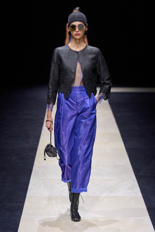 مجموعة Emporio Armani لربيع وصيف 2025 تتماشى مع روح العصر مع البقاء وفية لجوهر الدار