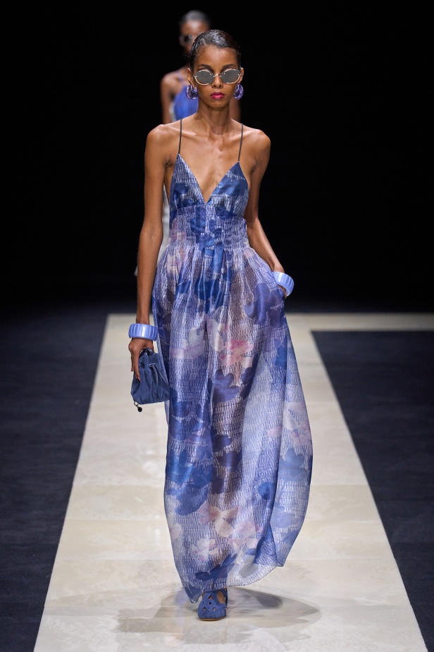 مجموعة Emporio Armani لربيع وصيف 2025 تتماشى مع روح العصر مع البقاء وفية لجوهر الدار