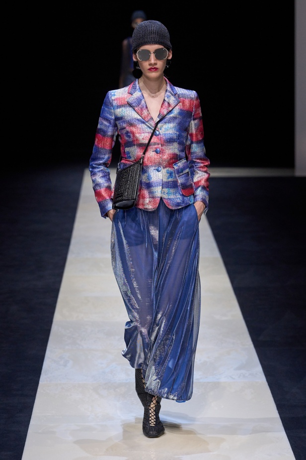 مجموعة Emporio Armani لربيع وصيف 2025 تتماشى مع روح العصر مع البقاء وفية لجوهر الدار