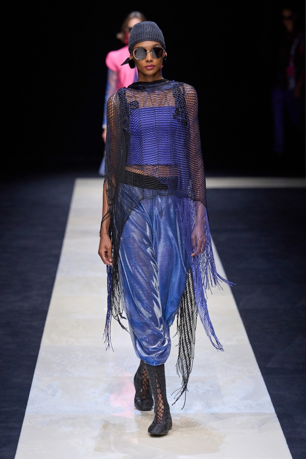 مجموعة Emporio Armani لربيع وصيف 2025 تتماشى مع روح العصر مع البقاء وفية لجوهر الدار