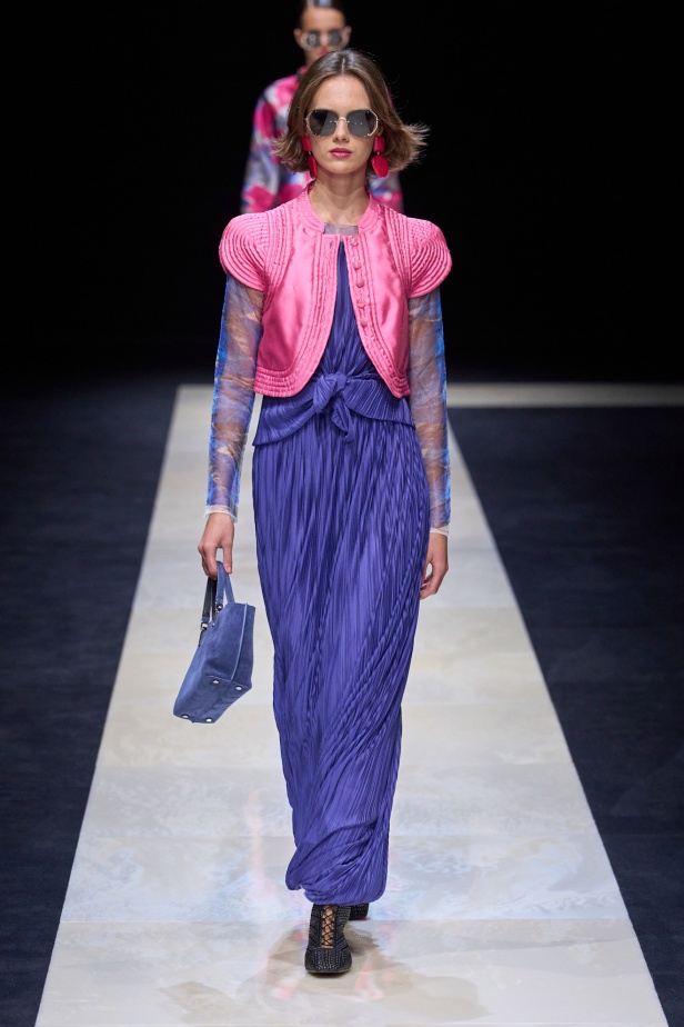 مجموعة Emporio Armani لربيع وصيف 2025 تتماشى مع روح العصر مع البقاء وفية لجوهر الدار