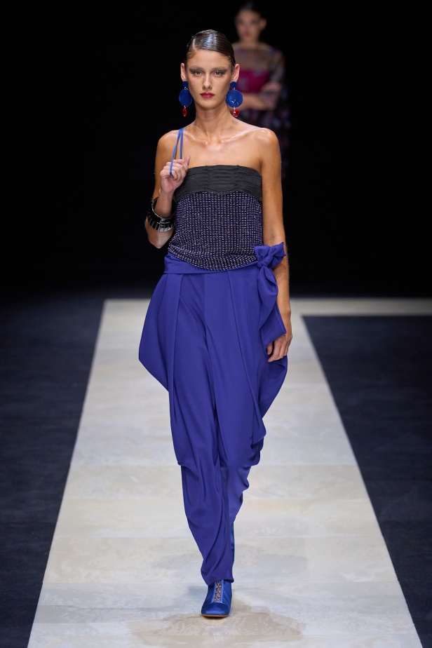 مجموعة Emporio Armani لربيع وصيف 2025 تتماشى مع روح العصر مع البقاء وفية لجوهر الدار