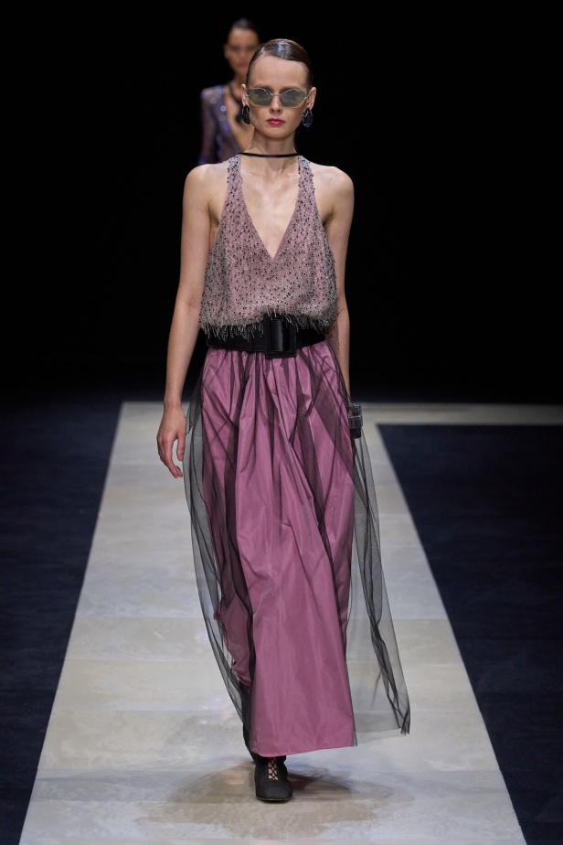 مجموعة Emporio Armani لربيع وصيف 2025 تتماشى مع روح العصر مع البقاء وفية لجوهر الدار