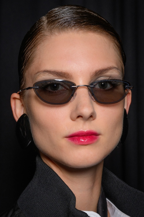 مجموعة Emporio Armani لربيع وصيف 2025 تتماشى مع روح العصر مع البقاء وفية لجوهر الدار