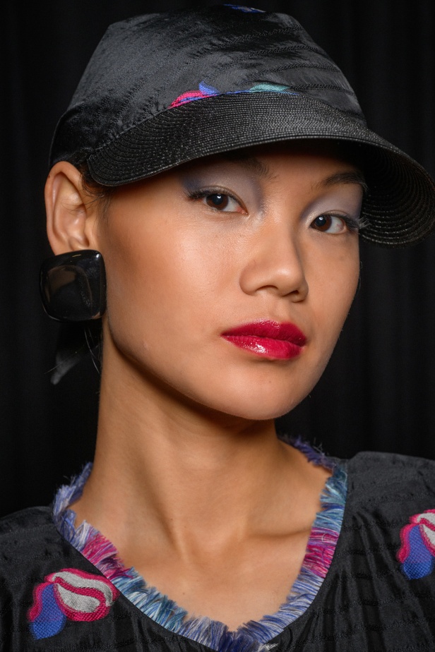 مجموعة Emporio Armani لربيع وصيف 2025 تتماشى مع روح العصر مع البقاء وفية لجوهر الدار