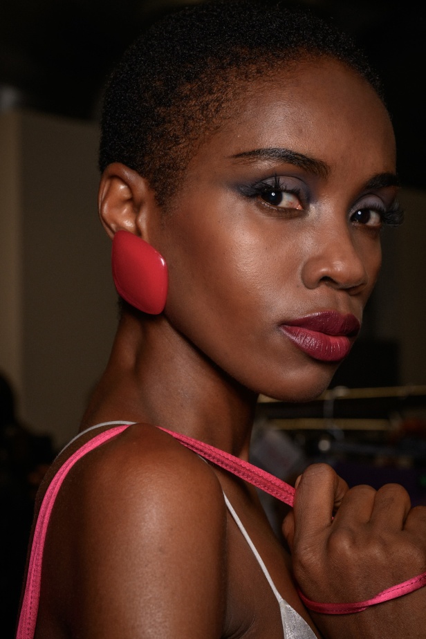 مجموعة Emporio Armani لربيع وصيف 2025 تتماشى مع روح العصر مع البقاء وفية لجوهر الدار