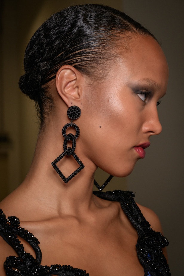 مجموعة Emporio Armani لربيع وصيف 2025 تتماشى مع روح العصر مع البقاء وفية لجوهر الدار