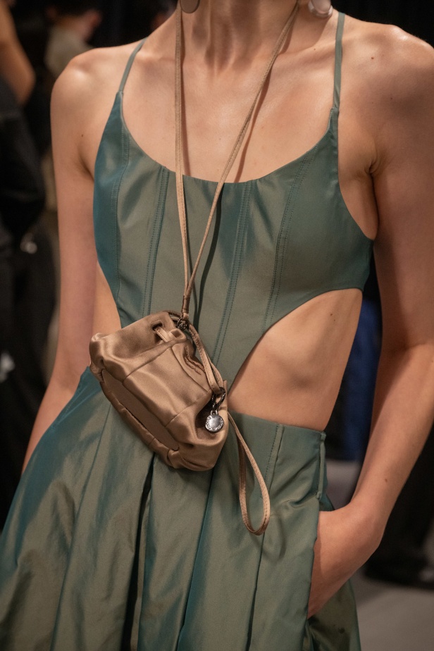 مجموعة Emporio Armani لربيع وصيف 2025 تتماشى مع روح العصر مع البقاء وفية لجوهر الدار