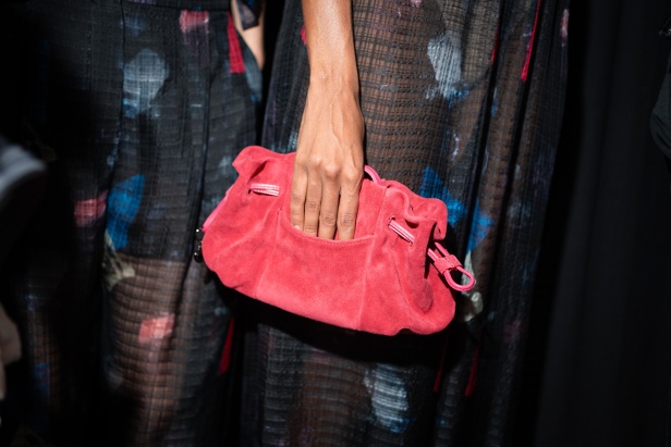 مجموعة Emporio Armani لربيع وصيف 2025 تتماشى مع روح العصر مع البقاء وفية لجوهر الدار