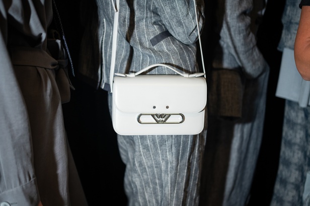 مجموعة Emporio Armani لربيع وصيف 2025 تتماشى مع روح العصر مع البقاء وفية لجوهر الدار