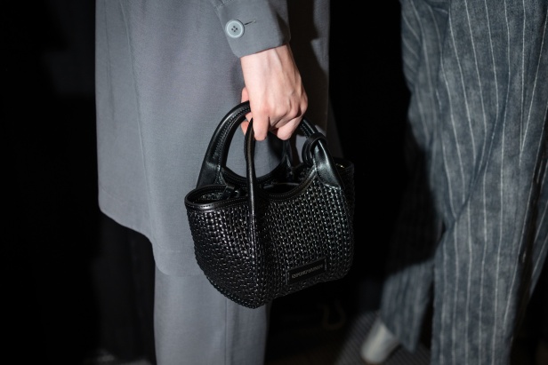 مجموعة Emporio Armani لربيع وصيف 2025 تتماشى مع روح العصر مع البقاء وفية لجوهر الدار