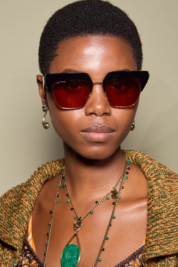 مجموعة Etro لربيع وصيف 2025 تمتلئ بالطاقة الإبداعية... أقمشة متدفقة وطبعات نابضة بالحياة