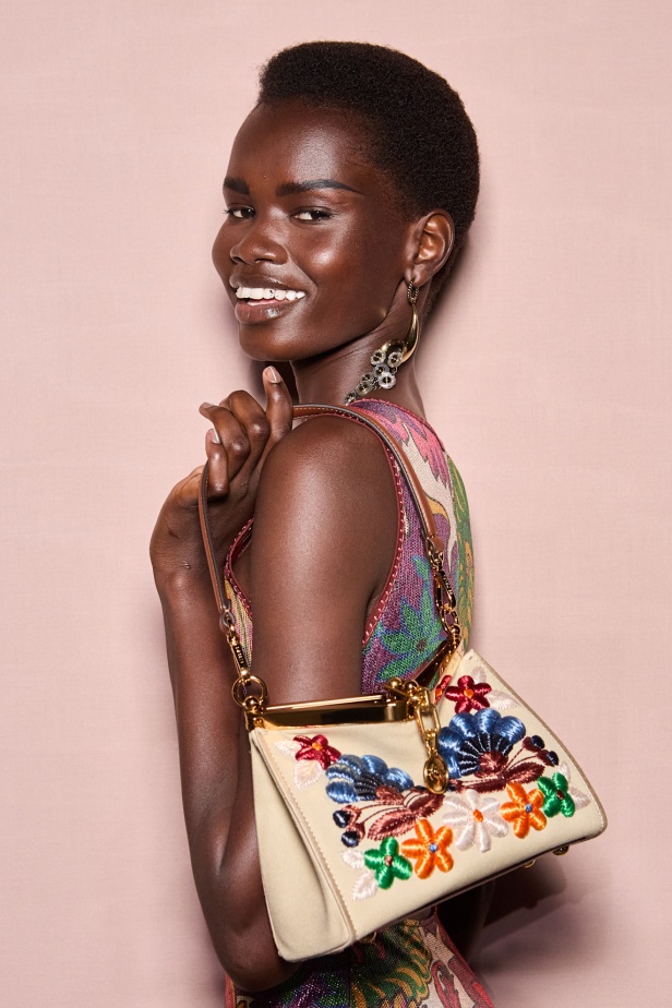 مجموعة Etro لربيع وصيف 2025 تمتلئ بالطاقة الإبداعية... أقمشة متدفقة وطبعات نابضة بالحياة