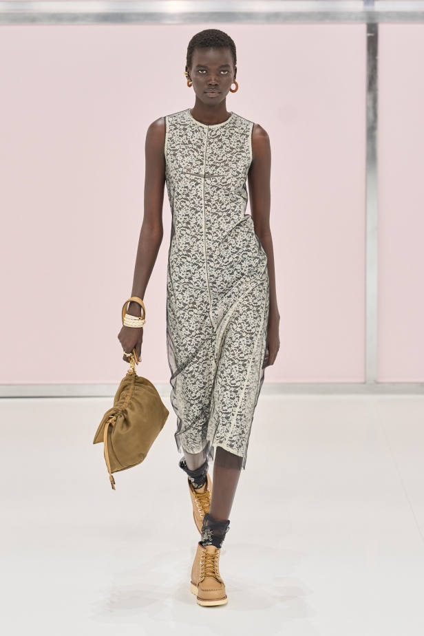 مجموعة Fendi ربيع وصيف 2025 للملابس الجاهزة