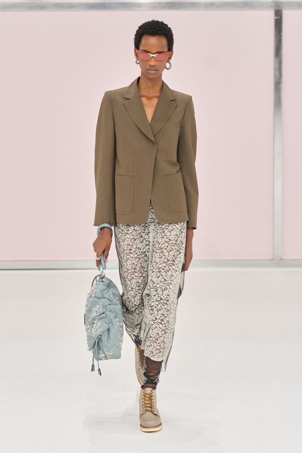 مجموعة Fendi ربيع وصيف 2025 للملابس الجاهزة