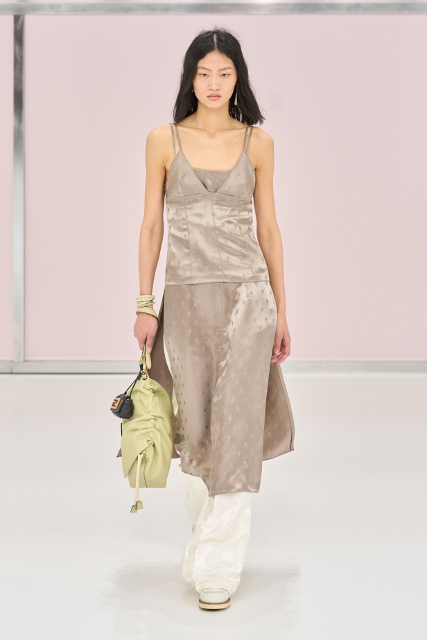 مجموعة Fendi ربيع وصيف 2025 للملابس الجاهزة