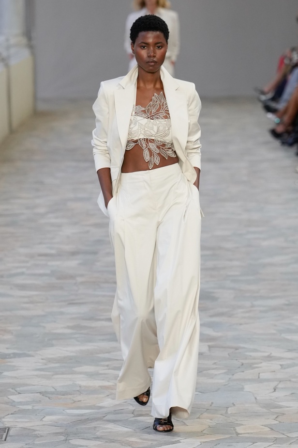 عرض أزياء مجموعة Alberta Ferretti لربيع وصيف 2025