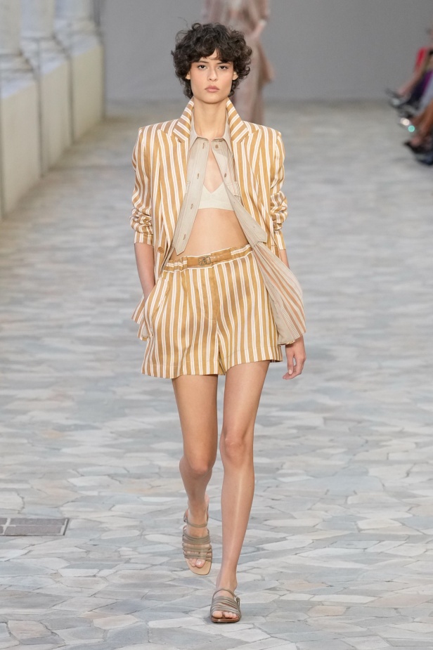 عرض أزياء مجموعة Alberta Ferretti لربيع وصيف 2025